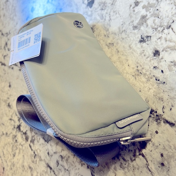 Brand New Lululemon Everywhere bag - Picture 2 of 3
